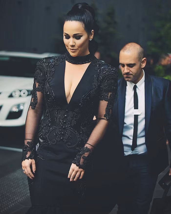 Trong chiếc váy đuôi cá màu đen, Sophie vô cùng gợi cảm và sexy. Đứa con tinh thần của cô cũng nhận được nhiều lời khen ngợi của gia đình và bạn bè trong ngày hôn lễ. Ảnh: Nguồn Boredpanda.