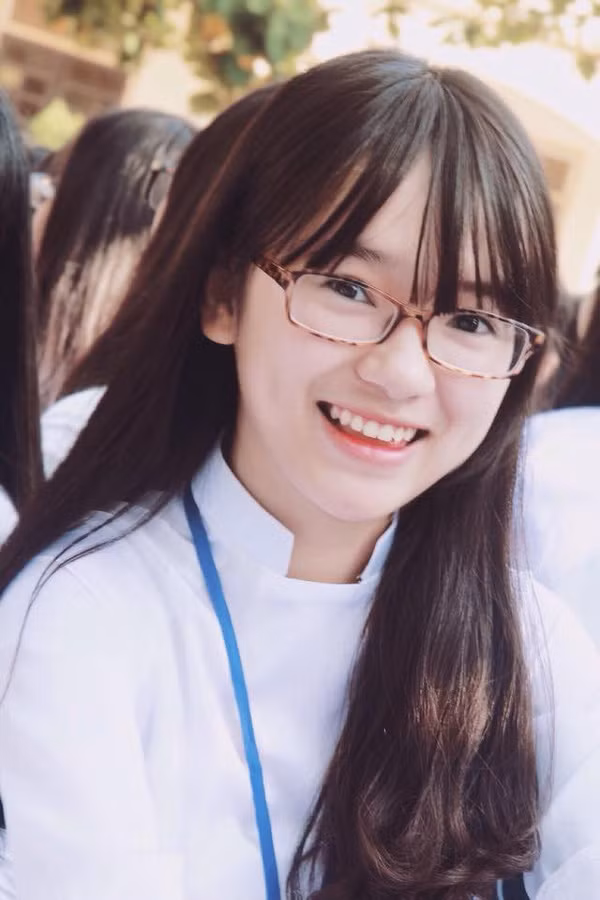 Cô bạn Bùi Thu Trang cũng được xếp vào danh sách nữ hot girl của trường. Thu Trang hiện đang học lớp chuyên Văn, gương mặt nữ tính, đáng yêu của Thu Trang cũng làm nhiều bạn nam sinh nhung nhớ. Ảnh: FBNV.
