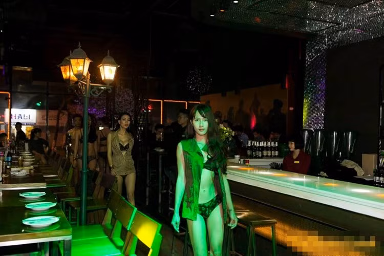 Quả thật, từ khi mới ra tù, mỹ nhân chuyển giới một thời - Trâm Anh được rất nhiều người quan tâm, tìm kiếm thông tin. Từng tiết lộ sẽ quyết tâm "làm ăn chân chính", nhưng cách đây mới vài ngày, Trâm Anh đã khiến không ít người thất vọng khi để lộ ảnh đi là gái bar, trình diễn múa cột.