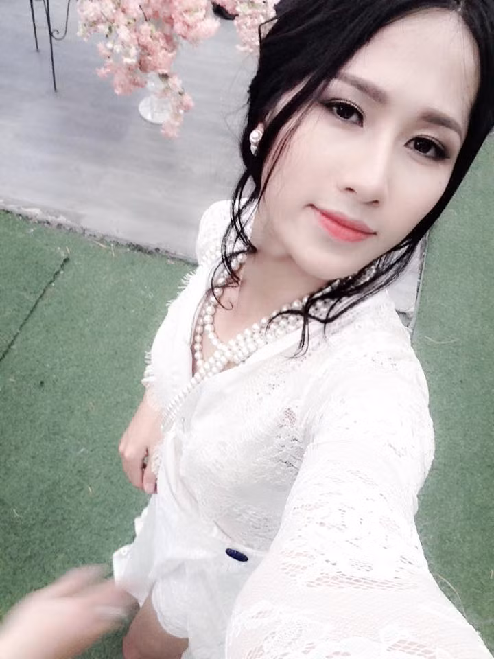 Dù vậy, xem hết loạt ảnh mới của Trâm Anh, dân mạng vẫn không tìm thấy nhân vật "chú rể". Từ đó dẫn đến một vài suy đoán về sự thật đằng sau những bức ảnh hóa thân thành cô dâu xinh đẹp của hot girl chuyển giới Trâm Anh.