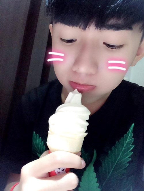 Anh chàng được mọi người nhận xét là người vui vẻ, hòa đồng và luôn thân thiện với những người xung quanh.