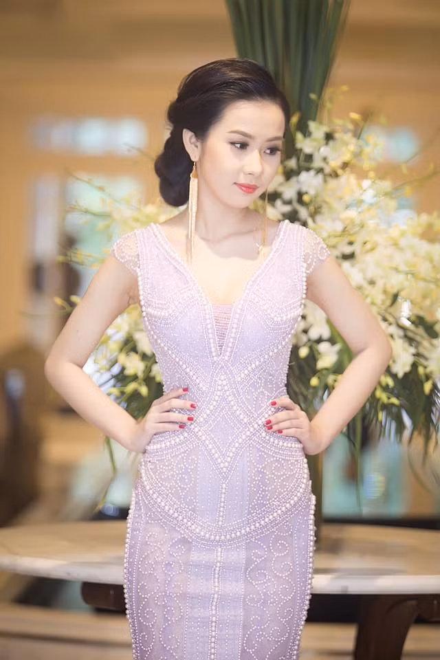 Có thể nói, cuộc thi Hoa Hậu Hoàn Vũ là bước ngoặt lớn trong cuộc đời của Phương Tiểu Bình . Sau khi hoàn thành cuộc thi, cô tham gia nhiều hơn vào các hoạt động nghệ thuật như làm người mẫu, MC. Ảnh: FBNV.