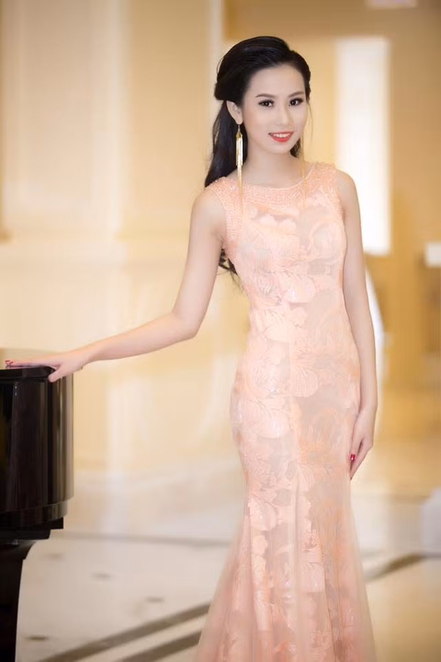 Tuy không dành được vương miện trong cuộc thi Hoa Hậu Hoàn vũ 2015, nhưng mỹ nhân 9X vẫn để lại ấn tượng trong lòng Ban giám khảo và mọi người về một cô gái Nha Trang dịu hiền, đậm chất Á Đông. Cùng với đó là tinh thần nỗ lực học hỏi, sự quyết tâm trong suốt 7 năm chờ đợi để có thể tham gia cuộc thi Hoa Hậu mà cô mơ ước. Ảnh: FBNV.