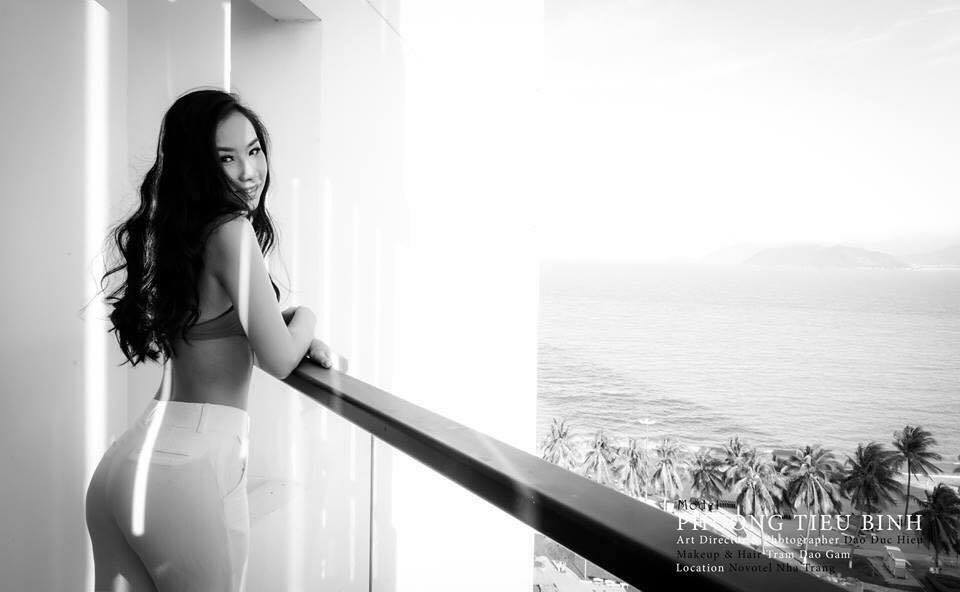 Người ta có thể dễ dàng nhận thấy, hot girl Nha Trang ngày càng gợi cảm. Nếu như trước đây, Phương Tiểu Bình luôn khoe các trang phục kín đáo, e lệ trong tà áo dài truyền thống thì đến nay, cô nàng không ngần ngại chia sẻ các bức hình cực nóng bỏng. Ảnh: Đào Đức Hiếu.