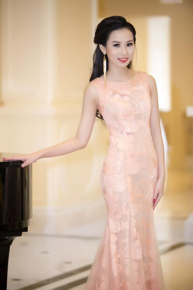 Tuy không dành được vương miện trong cuộc thi Hoa Hậu Hoàn vũ 2015, nhưng mỹ nhân 9X vẫn để lại ấn tượng trong lòng Ban giám khảo và mọi người về một cô gái Nha Trang dịu hiền, đậm chất Á Đông. Cùng với đó là tinh thần nỗ lực học hỏi, sự quyết tâm trong suốt 7 năm chờ đợi để có thể tham gia cuộc thi Hoa Hậu mà cô mơ ước. Ảnh: FBNV.