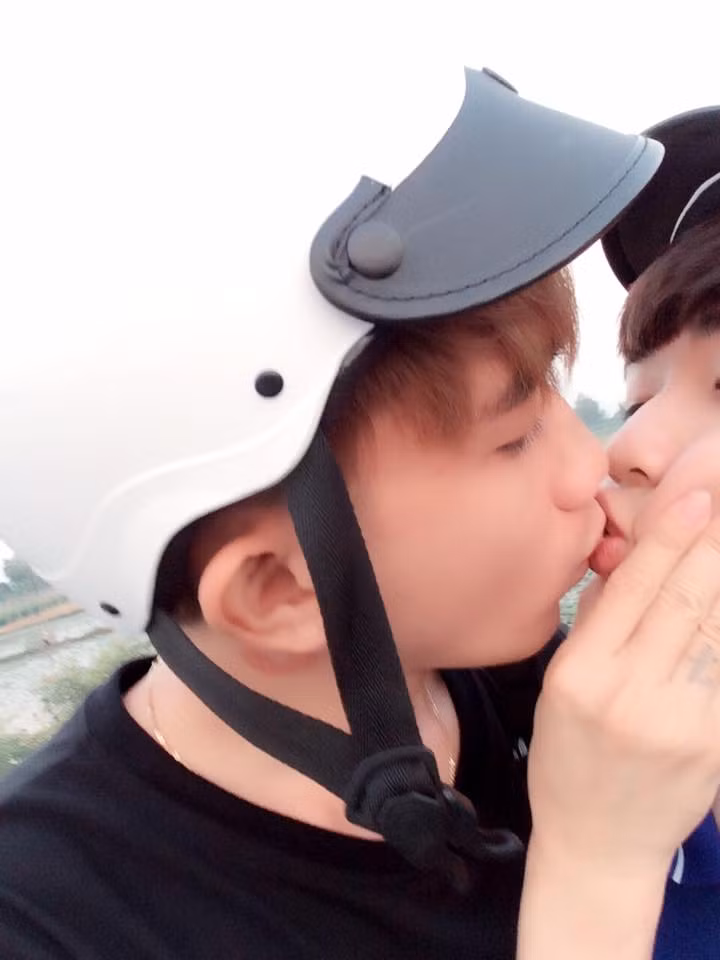 Bật bí về tình yêu của mình, Thanh Liêm thổ lộ, bạn gái Kì Nam thích ăn kẹo và uống Sting. Nhà của 2 người cách nhau 300k, những khi bạn gái kêu nhớ mình, chàng trai đều phải bỏ hết công việc để chạy xuống với người yêu. Ảnh: FBNV.