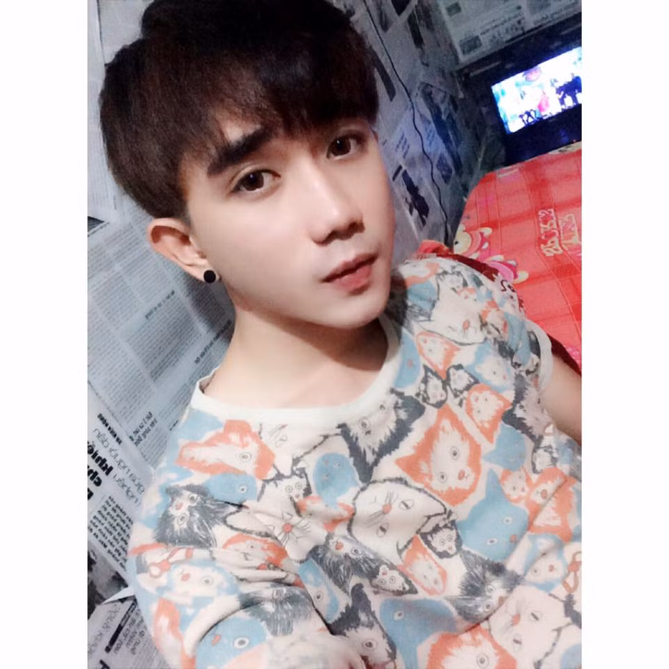 Huỳnh Thanh Liêm, sinh năm 1997 quê Bến Tre. Nổi tiếng trong cộng đồng LBGT bởi khuôn mặt điển trai, phong cách ăn mặc đậm chất trai Hàn. Trang cá nhân của Thanh Liêm hiện đang có tới 210k người theo dõi. Ảnh: FBNV.