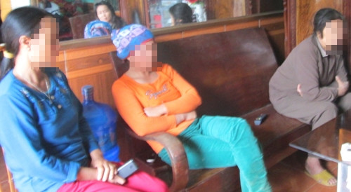 Câu chuyện của cụ bà H (60 tuổi) ở Bắc Giang bị bà V (70 tuổi) gần nhà đánh ghen cũng làm không ít người bức xúc. Nội dung mẫu thuẫn là do bà H cùng chồng của bà V cùng tham gia Hội người cao tuổi, nên hai người có nói chuyện, thăm hỏi nhau. Nghi ngờ chồng mình và bà H có quan hệ tình cảm, bà V cùng các con cháu đã không ngần ngại "xử" bà H ngay tại nhà mình.