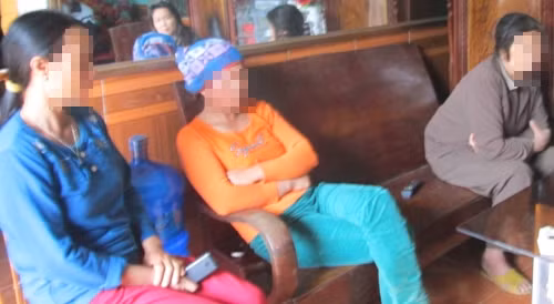 Câu chuyện của cụ bà H (60 tuổi) ở Bắc Giang bị bà V (70 tuổi) gần nhà đánh ghen cũng làm không ít người bức xúc. Nội dung mẫu thuẫn là do bà H cùng chồng của bà V cùng tham gia Hội người cao tuổi, nên hai người có nói chuyện, thăm hỏi nhau. Nghi ngờ chồng mình và bà H có quan hệ tình cảm, bà V cùng các con cháu đã không ngần ngại "xử" bà H ngay tại nhà mình.