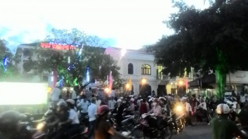 Khi bên trong khách sạn, hàng trăm quan khách đang vui vẻ chúc phúc cho cô dâu, chú rể thì bỗng nhiên hai con và người vợ cũ của chú rể cũng như hàng chục người thân khác đầu quấn khăn tang, tay cầm ảnh cha xông vào lễ đường phản đối tiệc cưới. Được biết, sự thật đằng sau vụ đánh ghen này là do ông N (chú rể) có quan hệ tình cảm với bạn của con gái. Tình cảm đi quá giới hạn dẫn đến việc cô gái đó có bầu, ông N buộc phải cưới bạn của con.