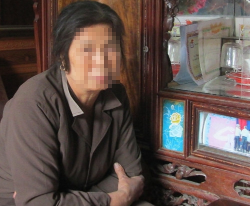 Các con bà V liên tục dùng tay và gậy đánh lên khắp cơ thể khiến bà H bị bầm tím, gãy 1 chiếc răng cửa. Đồng thời, bà V còn dùng dao cắt quần áo và giật chiếc dây chuyền, cướp chiếc điện thoại của bà H, kèm những lời lẽ dọa dẫm (dọa cắt tai, rạch mặt...), thóa mạ bà H. Nạn nhân của vụ đánh ghen trần tình lại sự việc.