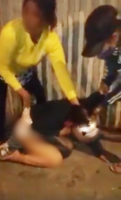 Diễn biến cuộc hành hung bắt đầu khi hai người phụ nữ cùng áp cô gái vào tường, trong khi một người liên tục mắng chửi thì người kia dùng ớt xát vào vùng kín của cô gái. Mặc cho cô gái trẻ khóc lóc, van xin, hai người phụ nữ vẫn liên tiếp tấn công vào vùng kín của cô.