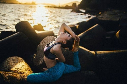 Bằng những kỹ thuật uốn dẻo điêu luyện, bộ ảnh của cô giáo trẻ được nhiều tín đồ yoga trầm trồ khen ngợi bằng đôi mắt thán phục.