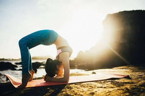 Tuy mới sinh năm 1995, nhưng cô giáo Nguyễn Trang đã xây dựng được 1 câu lạc bộ yoga tại quê hương mà cô sinh sống. Đến với yoga cũng là một cơ duyên, sau khi tốt nghiệp THPT ở Bình Dương, cô giáo yoga thi vào Đại học không đỗ. Vì suy nghĩ nhiều và muộn phiền sau kì thi, Nguyễn Trang đã tìm đến với môn học này.