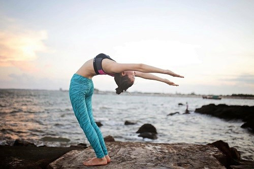 Những động tác như là một sự hòa quyện giữa thiên nhiên và con người, trong một không gian yên tĩnh và dạt dào. Ảnh trong bài: Facebook nhân vật.