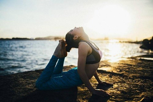 Hình ảnh cô giáo xinh đẹp uốn dẻo trong nắng bình minh.