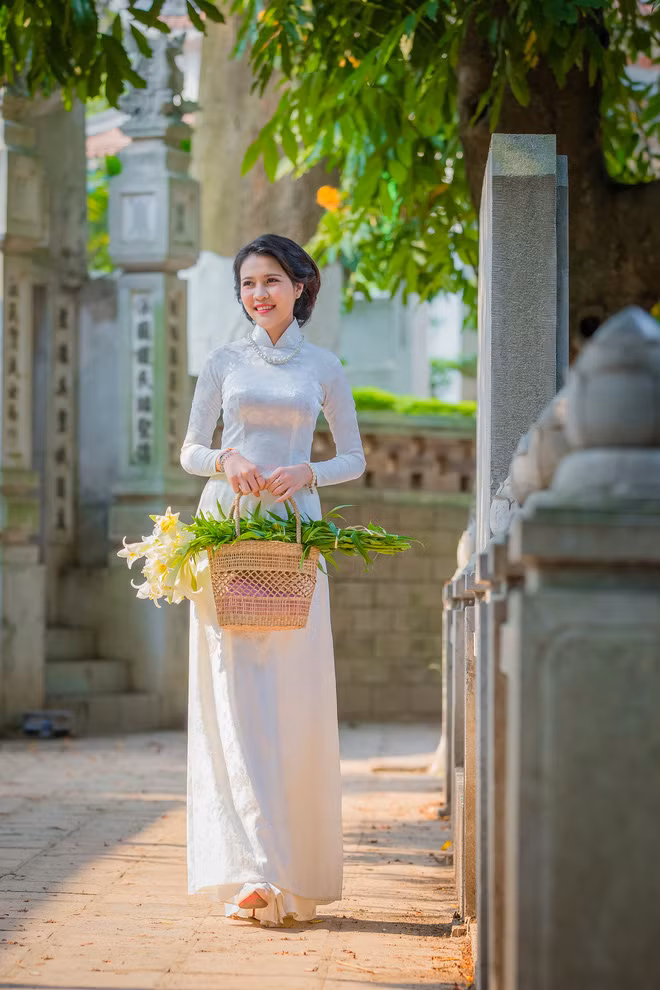 Cô nữ sinh xinh đẹp, ngày sinh 03/04/1994 tại thủ đô Viêng Chăn (Lào). Được mọi người yêu mến vì tính cách hòa đồng, vui vẻ và biết chia sẻ. Theo chia sẻ, Duangpasong Anisone khá thích bóng chuyền, cầu lông, xem phim, shopping và đi du lịch, đặc biệt là du lịch Việt Nam.