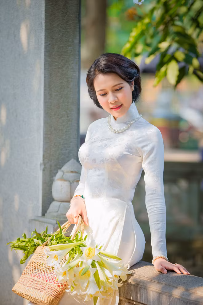 Nổi tiếng với ngoại hình xinh đẹp, hot girl Lào còn được biết đến với hình tượng của cô gái thông minh, học giỏi. Là học sinh khá giỏi trong nhiều năm , đạt giải 3 môn Văn trong kỳ thi học sinh giỏi thành phố, Duangpasong Anisone là một trong những sinh viên được nhận giấy khen về thành tích học tập năm học 2014 - 2015 do Đại Sứ quán Lào tổ chức.