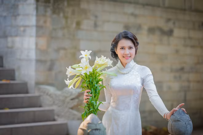 Nhờ ưu điểm về chiều cao và gương mặt rất hài hòa, cô nàng đã vượt qua nhiều đối thủ khác để đạt giải nhì cuộc thi người mẫu cho nhãn hàng Keilish Viet Nam tổ chức, giải nhất trong cuộc thi sinh viên thanh lịch dành cho các sinh viên nước Lào – Việt Nam – Campuchia.