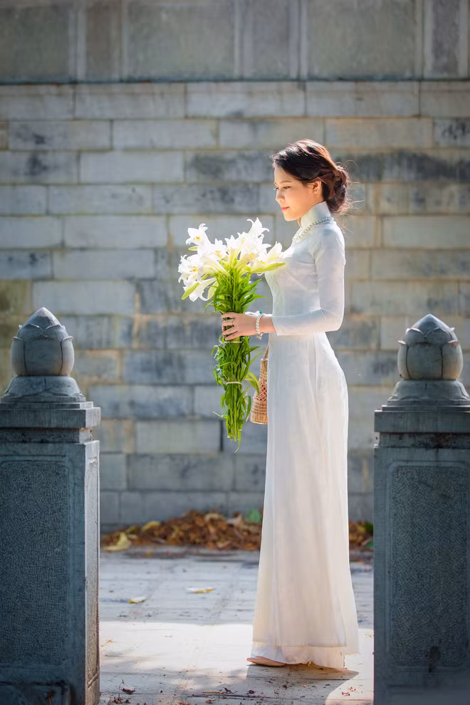 Khi lần đầu chiêm ngưỡng, chắc hẳn nhiều người sẽ hiểu lầm bộ ảnh do hot girl Hà Thành nào đó thực hiện. Bởi khuôn mặt của Duangpasong Anisone rất giống phụ nữ Việt Nam, nét dịu dàng, yêu kiều và nụ cười ngọt ngào của nữ du học sinh Lào gây thương nhớ cho bao người.