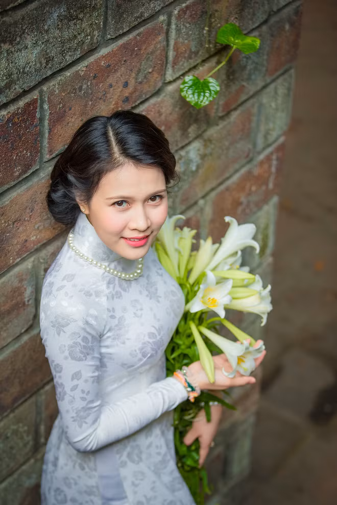 Duangpasong Anisone, nữ sinh Lào đang học tại khoa Viễn thông, Học viện Bưu chính viễn thông mới đây đã tạo được ấn tượng khá đặc biệt trong lòng giới trẻ Việt bằng bộ ảnh hoa loa kèn tháng tư. Ảnh trong bài: Bùi Thiên Sơn.