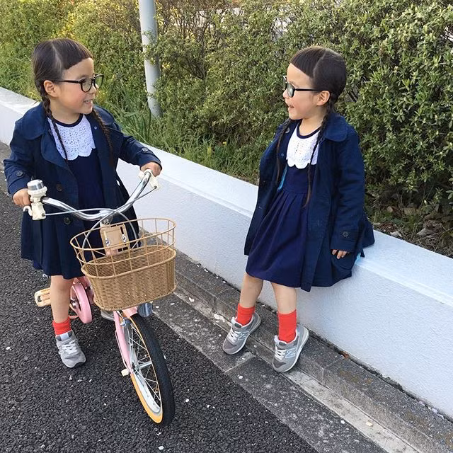 Tuy không thực sự xinh xắn nổi bật như các nhóc tỳ người Hàn, nhưng cặp đôi đầu bát úp này cũng khiến dân mạng nghiêng ngả, không tiếc lời khen ngợi.