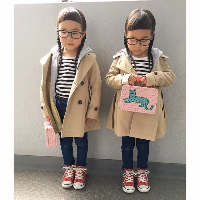  Cặp đôi đầu gáo dừa vừa tròn 4 tuổi, tạo sự chú ý trong cộng đồng mạng nhờ mái tóc siêu độc, cặp kính ngộ nghĩnh, nét biểu cảm rất tự nhiên trước ống kính. Nhiều trang báo và show truyền hình thực tế tại Nhật đang nô nức đăng tải các bức hình của 2 em bé này trên trang nhất.