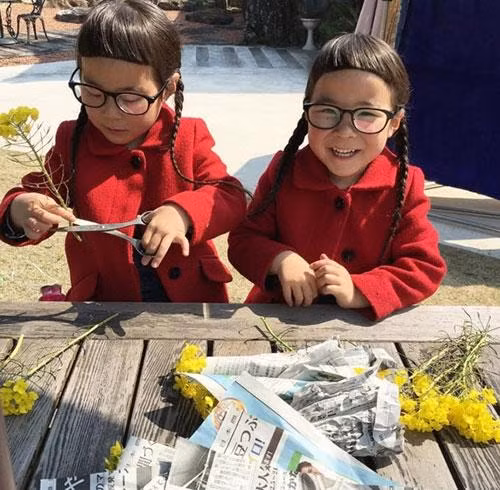 Chắc hẳn trong tương lai, đôi song sinh cực dễ thương sẽ còn ghi được nhiều dấu ấn hơn trong lòng người hâm mộ.