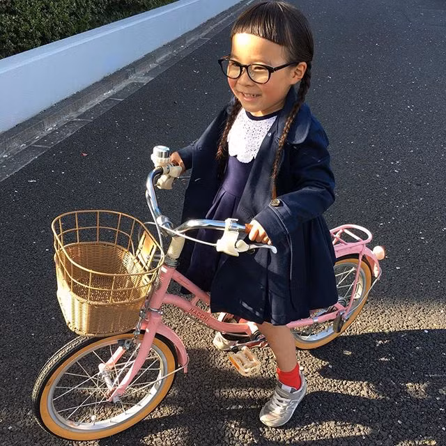 Có phong cách ăn mặc thời trang, các trang phục của 2 bé được gia đình đầu tư giống hết nhau. Trang Instagram của cặp đôi đáng yêu này đang thu hút khoảng hơn 300k lượt người theo dõi.