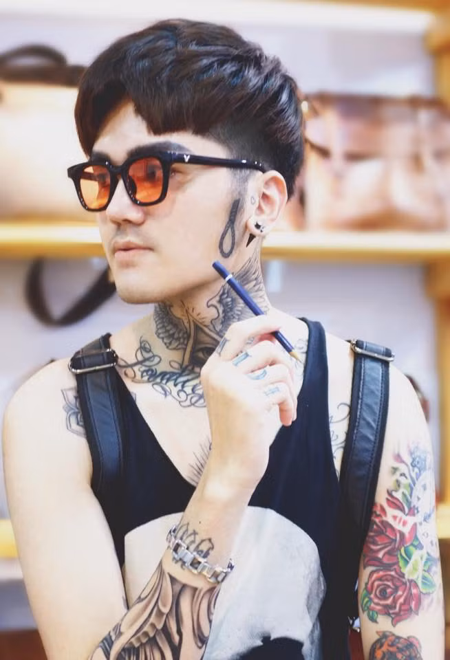 Ngoài một số dân mạng đồng tình với quan điểm Bùi Tùng đẹp trai hơn Hoàng Anh thì số còn lại đều cho rằng hành động của Bùi Tùng chẳng khác nào một chiêu gây sốc, câu kéo, thu hút sự chú ý của người khác về phía mình.