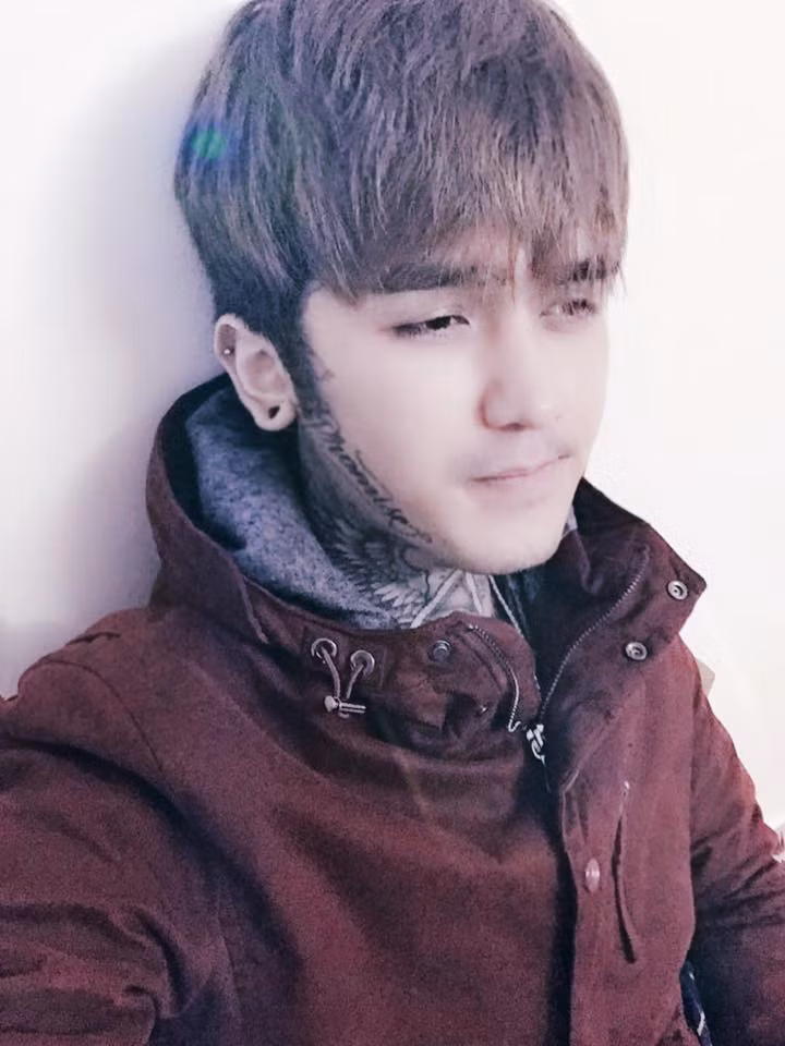 Hiện tại "soái ca tattoo" Bùi Tùng sẵn sàng khiêu chiến với "hot boy xăm trổ" Hoàng Anh Lê. Bùi Tùng nhờ tất cả dân mạng nhận xét, nếu ai đồng ý bản thân cậu đẹp trai hơn Hoàng Anh hoặc không đẹp bằng Hoàng Anh thì sẽ thể hiện bằng nút like hoặc công cụ share trên Facebook.