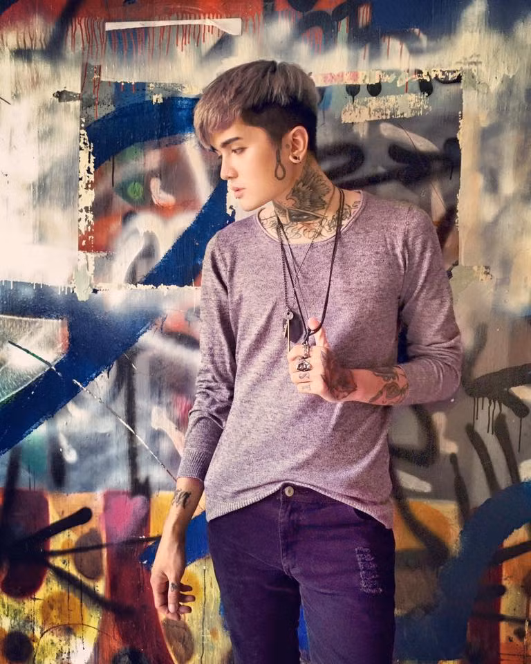 Được biết, Bùi Tùng đã từng theo học trường Đại học Mỹ thuật Hà Nội và hiện đã sở hữu một tiệm xăm riêng với lượng khách đông đảo và thường nhận phản hồi tốt từ khách hàng.