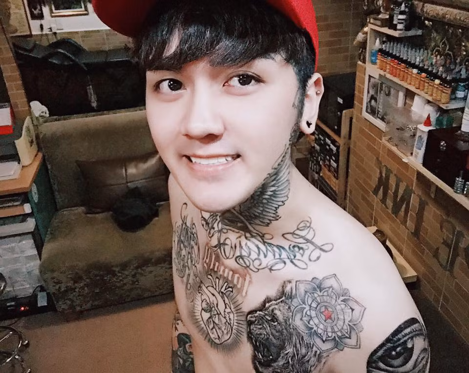 Trên một cuộc thi trên Facebook mới được phát động, chàng trai có nickname Bùi Tùng với ngoại hình nổi bật, xăm mình chi chít đã chia sẻ ảnh của bản thân kèm theo dòng mô tả, khẳng định mình đẹp trai "ăn đứt" hot boy xăm trổ Lê Hoàng Anh. Bùi Tùng và bài đăng của cậu nhanh chóng nhận được sự quan tâm của đông đảo cộng đồng mạng Việt chỉ sau một khoảng thời gian ngắn.