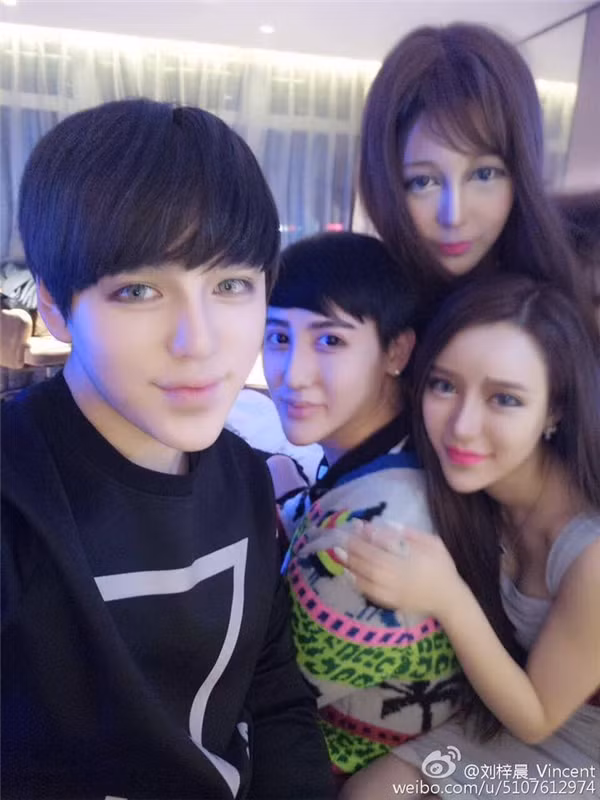 Mới đây, Lưu Tử Thần lại gây bão mạng khi mỹ nam khoe ảnh chụp cùng những người bạn cùng chí hướng của mình trên trang cá nhân. Cả bốn người có diện mạo khá giống nhau, từ đôi mắt, sống mũi, khuôn miệng và đặc biệt là chiếc cằm nhọn hoắt.