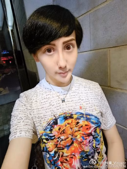 Khi đã kết thúc hành trình "đập đi xây lại", Lưu Tử Thần liên tục chia sẻ những bức ảnh ăn mặc diêm dúa, trang điểm lòe loẹt như con gái. Khá nhiều người lần đầu tiên quan sát đều nhầm tưởng chàng trai 9X này là con gái.