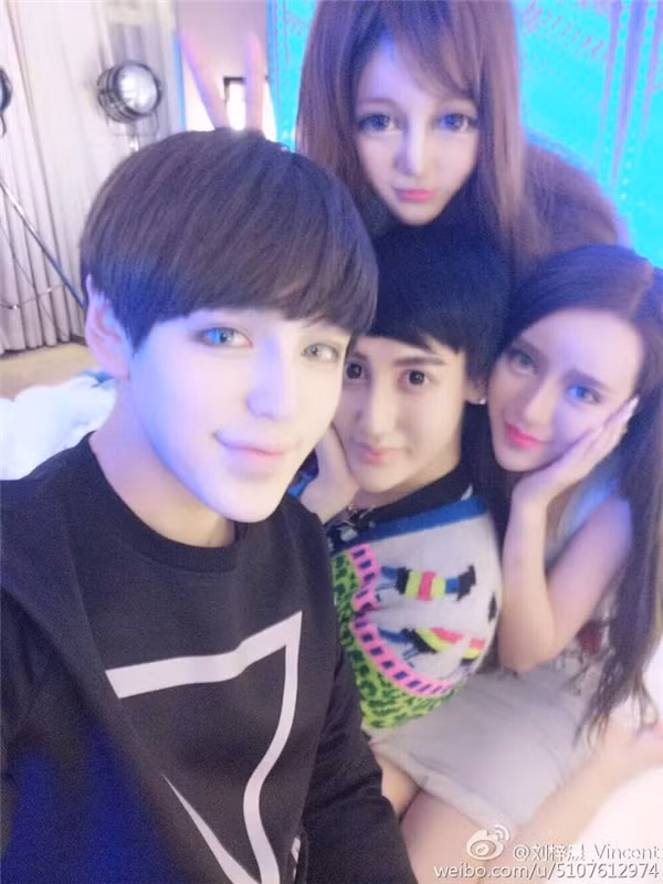 Nhiều người đặt tên cho hội của Lưu Tử Thần là hội "yêu tình" hay "bầy yêu tinh quái gở". Lưu Tử Thần không quên chú thích với người hâm mộ rằng: “Không sinh cùng ngày cùng tháng nhưng cùng đôi mắt và chiếc mũi nhờ có cùng một vị bác sĩ”.