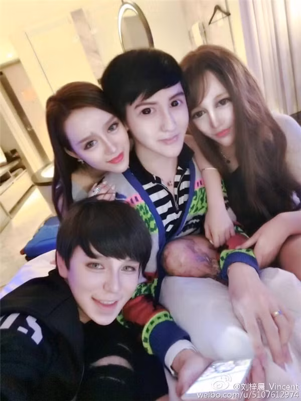 Không ít dân mạng đồn đoán, những người bạn của "nam thần mặt rắn" cũng giống như Lưu Tử Thần, đều thuộc danh sách những thanh niên "sống ảo" và có tâm sinh lý của họ không bình thường.