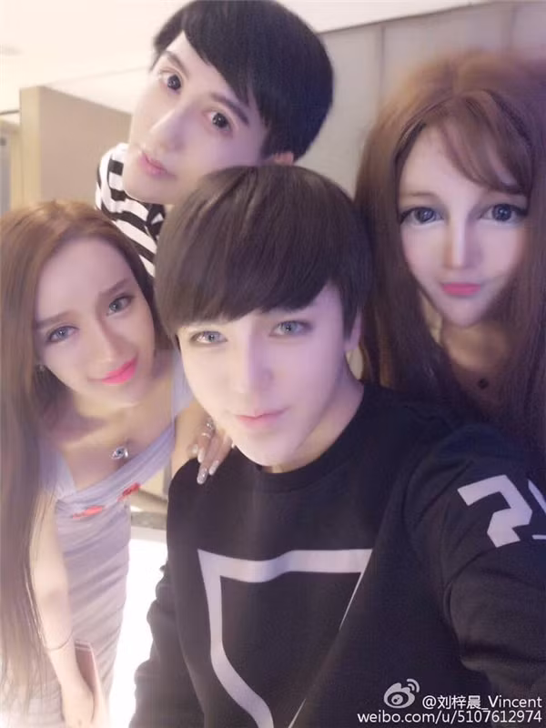 Lưu Tử Thần từng khẳng định, nhan sắc của mình xinh đẹp hơn AngelaBaby, Phạm Băng Băng… Không những thế, “hoàng tử rắn” còn phát ngôn chắc nịch khi mặc trang phục nam, anh còn đẹp trai và có khí chất hơn cả Ngô Diệc Phàm. Nguồn: