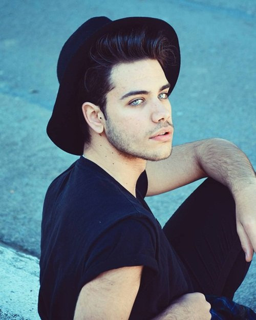 Thông tin về anh chàng được mệnh danh là hot boy quyến rũ nhất hành tinh đang được dân mạng tìm kiếm trong thời gian qua. Đó là sự thật? Chàng trai này tên là David Carrera. Ngay từ cái nhìn đầu tiên, bạn có thể nghĩ rằng anh chàng này có nét pha trộn giữa Justin Bieber và Zayn Malik (cựu thành viên của One Direction). Các đặc điểm khuôn mặt của 2 ngôi sao đình đám này được hội tụ hoàn hảo trong David Carrera. Ảnh: Nguồn Internet/ Daily Mail.