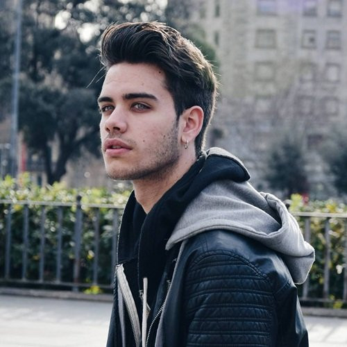 Thông tin về chàng trai này lần đầu tiên được phát hiện trên Twitter. Tài khoản DailyManCandy đã cập nhật với dòng trạng thái sửng sốt kèm theo bức ảnh của hot boy cuốn hút nhất hành tinh : “Lạy chúa! Anh ấy giống như sự kết hợp hoàn hảo của Zayn Malik và Justin Bieber”. Ảnh: Nguồn Internet/ Daily Mail.