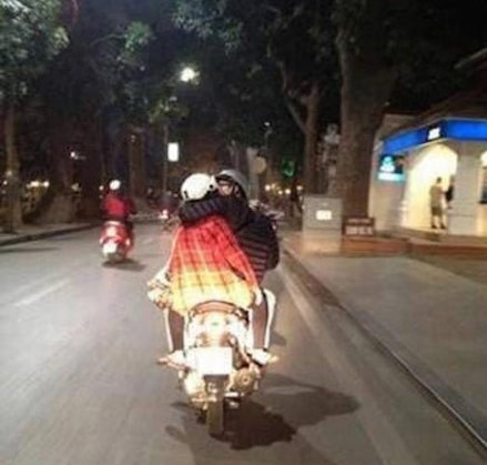 Ngay cả đang tham gia giao thông trên đường, hành động phản cảm của 2 bạn trẻ này đã làm không ít dân mạng nhức mắt và ném đá không tiếc tay. Ảnh: Nguồn Internet.