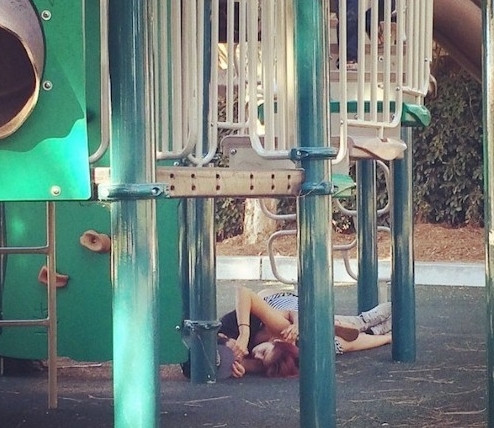 Ngày ngày, báo chí đăng tin càng nhiều những cặp đôi hào hứng"mây mưa" ngay tại ghế đá công viên hay quán cafe, điều khiến mọi người sửng sốt hơn cả đó là các đôi đều đang độ tuổi đến trường, mặc áo đồng phục cấp 2 hoặc cấp 3. Ảnh: Nguồn Internet.