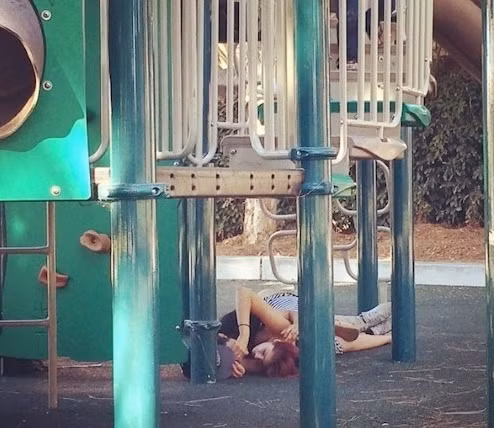 Ngày ngày, báo chí đăng tin càng nhiều những cặp đôi hào hứng"mây mưa" ngay tại ghế đá công viên hay quán cafe, điều khiến mọi người sửng sốt hơn cả đó là các đôi đều đang độ tuổi đến trường, mặc áo đồng phục cấp 2 hoặc cấp 3. Ảnh: Nguồn Internet.