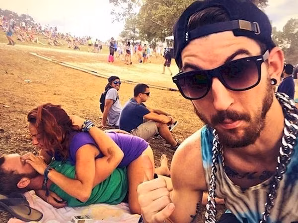 Cặp đôi này có lẽ là đã quên họ đang bị hàng trăm ánh mắt đổ dồn vào mình. Cô gái rất vô tư ôm bạn trai trong tư thế hớ hênh, lộ hết cả vòng 3. Ảnh: Nguồn Internet.