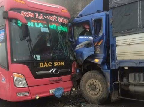 Hoa Binh: Xe khach dam truc dien xe tai, 20 khach hoang loan