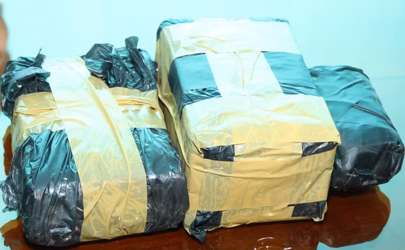 Bat 6 doi tuong, thu 12,5 banh heroin, 41 nghin vien ma tuy