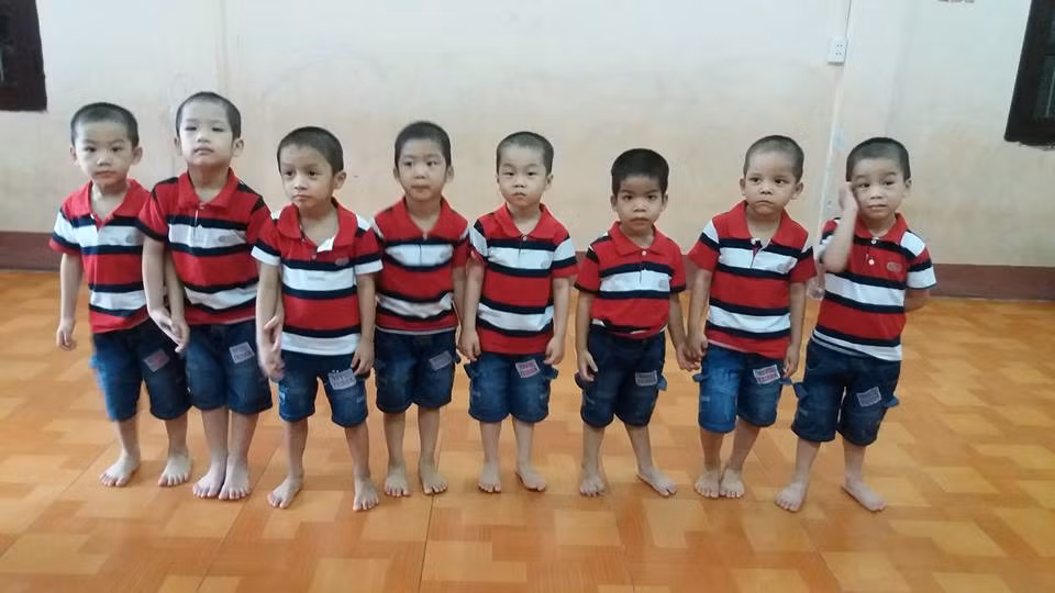 Xuc dong 8 be trai bi ban qua bien gioi co gia dinh moi