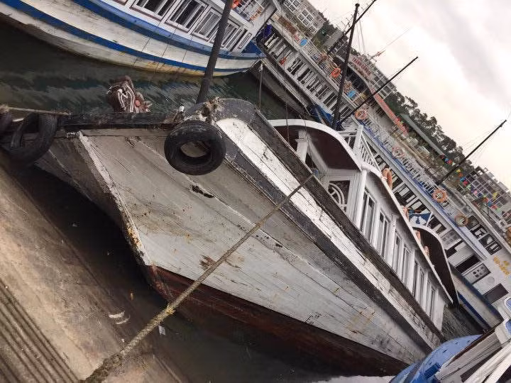 Tau du lich lai bi dam trong au cang quoc te Tuan Chau