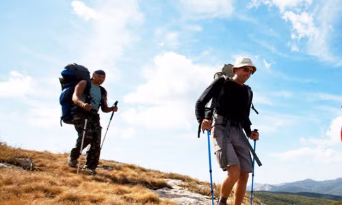 Ngoài ra, bạn cần chuẩn bị thêm gậy, bật lửa (giúp bạn đề phòng rủi ro như lạnh, lạc đường..).