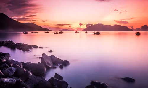 Nằm ngoài khơi tỉnh Bà Rịa Vũng Tàu, Côn Đảo vẫn là một điểm du lịch Việt Nam khá mới mẻ với nhiều du khách nước ngoài. Nằm cách biệt với đất liền, Côn Đảo hấp dẫn bởi sự yên bình, êm ả và những bãi cát trắng mịn.